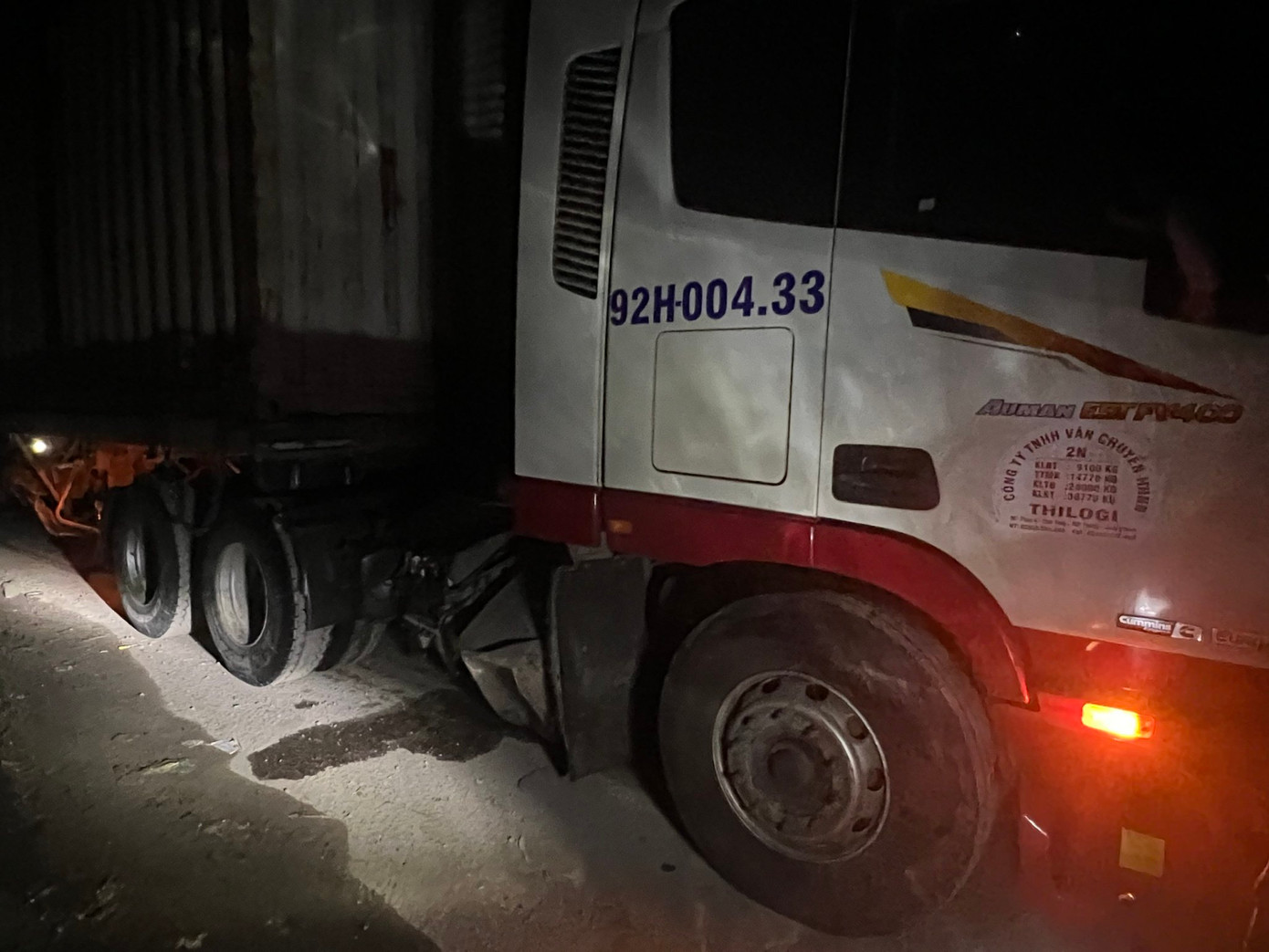 Chiếc xe đầu kéo va chạm với xe khách. Chiếc xe đầu kéo va chạm với xe khách.