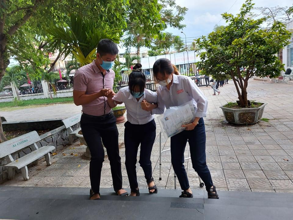 Thầy cô, bạn bè hỗ trợ thí sinh bị gãy chân đến phòng thi. ảnh H. Văn Thầy cô, bạn bè hỗ trợ thí sinh bị gãy chân đến phòng thi. ảnh H. Văn