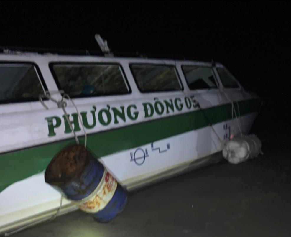 Hình ảnh chiếc ca nô tại hiện trường. Hình ảnh chiếc ca nô tại hiện trường.