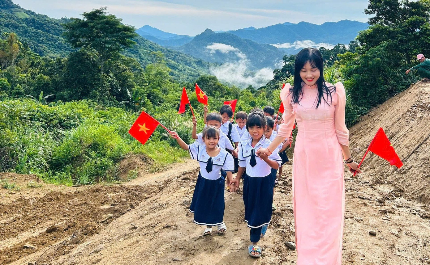 Cùng với niềm háo hức đón chào năm học mới và lá cờ đỏ sao vàng trên tay, giáo viên và học sinh điểm trường nóc Răng Chuỗi, xã Trà Tập, huyện Nam Trà My (Quảng Nam) đến trường trong sáng 5/9. Điểm trường nóc Răng Chuỗi có 33 học sinh khối mầm non và tiểu học. Ảnh: Hoài Văn