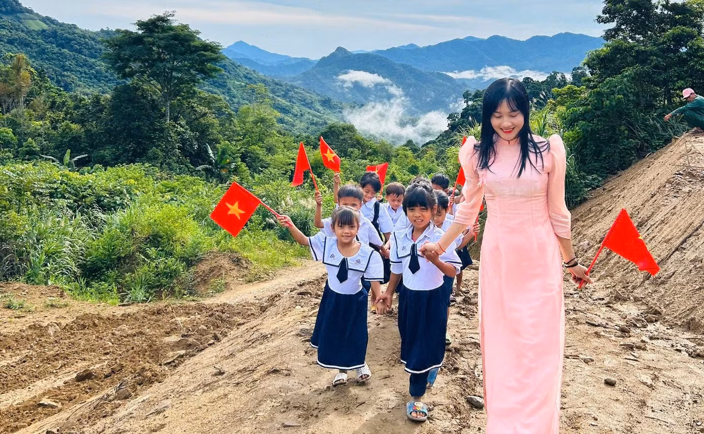Cùng với niềm háo hức đón chào năm học mới và lá cờ đỏ sao vàng trên tay, giáo viên và học sinh điểm trường nóc Răng Chuỗi, xã Trà Tập, huyện Nam Trà My (Quảng Nam) đến trường trong sáng 5/9. Điểm trường nóc Răng Chuỗi có 33 học sinh khối mầm non và tiểu học. Ảnh: Hoài Văn