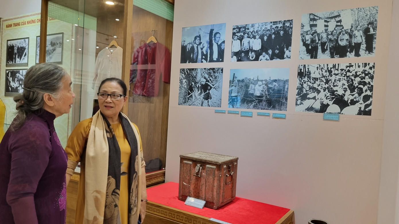 Trưng bày chuyên đề Kỷ vật - Ký ức của chiến tranh thu hút sự quan tâm của bạn trẻ, du khách. Trưng bày chuyên đề Kỷ vật - Ký ức của chiến tranh thu hút sự quan tâm của bạn trẻ, du khách.