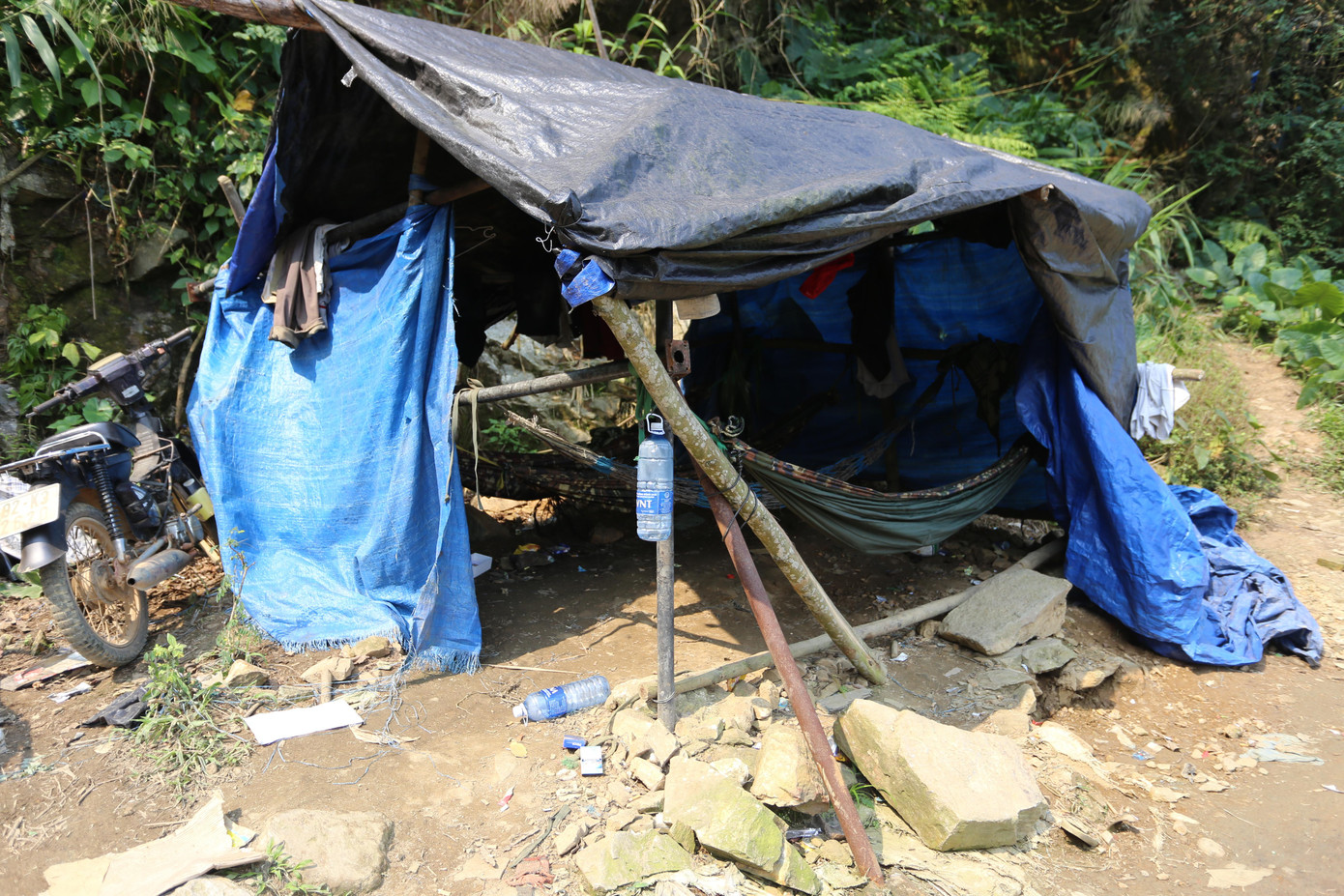 Người dân cho hay, khu vực này vốn là đất làm rẫy nhưng lâu nay bị biến thành bãi vàng của giới vàng tặc.