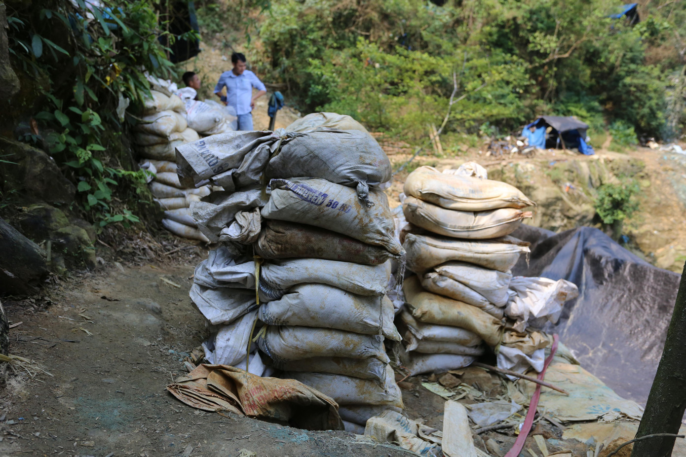 Không chỉ khu vực Thác Trắng, tình trạng khai thác vàng trái phép còn diễn ra tại khu vực Đồi Sim, Bãi Thải, Núi Kẽm; Hố Gần…