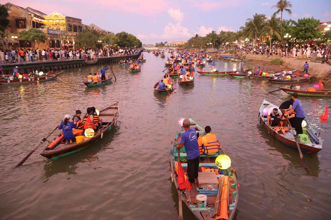 Rất đông người chọn xuống ghe trải nghiệm ngắm phố cổ lung linh ở một góc khác.
