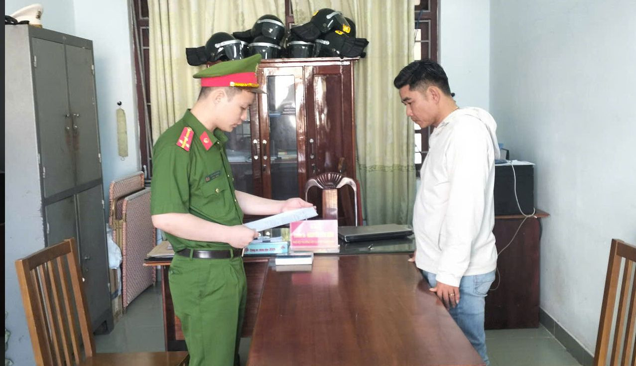 Công an khởi tố Nguyễn Đình Kiên về tội “Lợi dụng chức vụ quyền hạn trong khi thi hành công vụ”. Ảnh CA Công an khởi tố Nguyễn Đình Kiên về tội “Lợi dụng chức vụ quyền hạn trong khi thi hành công vụ”. Ảnh CA