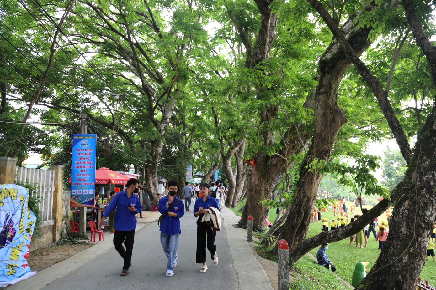 Quần thể 9 cây giáng hương ấn tại làng sinh thái Hương Trà được Hội Bảo vệ Thiên nhiên và Môi trường Việt Nam công nhận là Cây Di sản Việt Nam. Quần thể 9 cây giáng hương ấn tại làng sinh thái Hương Trà được Hội Bảo vệ Thiên nhiên và Môi trường Việt Nam công nhận là Cây Di sản Việt Nam.