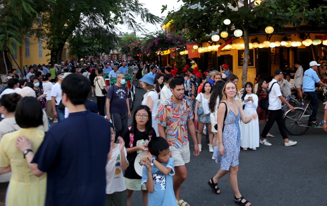 Khách đến tham quan phố cổ Hội An tăng so với cùng kỳ năm ngoái. Ảnh: Hoài Văn.