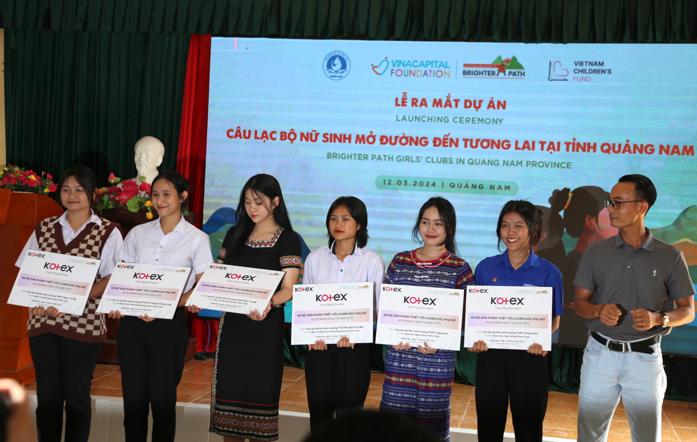 Nhà tài trợ trao tặng 240 bộ sản phẩm băng vệ sinh tới các thành viên CLB tại lễ ra mắt dự án.