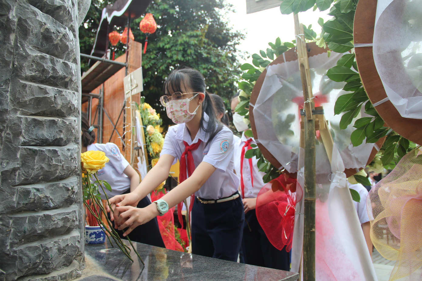 Các em học sinh dâng hoa tưởng niệm.