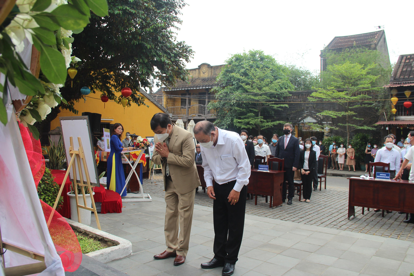 Dâng hoa tưởng niệm cố KTS KaZik.