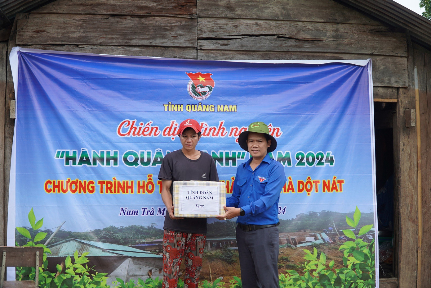 Áo xanh tình nguyện phủ khắp bản làng vùng cao, sôi nổi tổ chức các hoạt động tình nguyện ý nghĩa. Áo xanh tình nguyện phủ khắp bản làng vùng cao, sôi nổi tổ chức các hoạt động tình nguyện ý nghĩa.