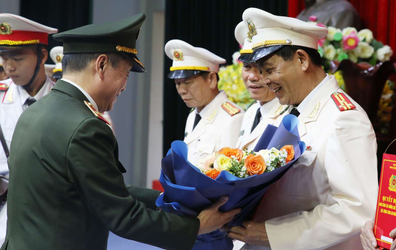 Lãnh đạo Công an tỉnh Quảng Nam trao quyết định cho những người nghỉ công tác.