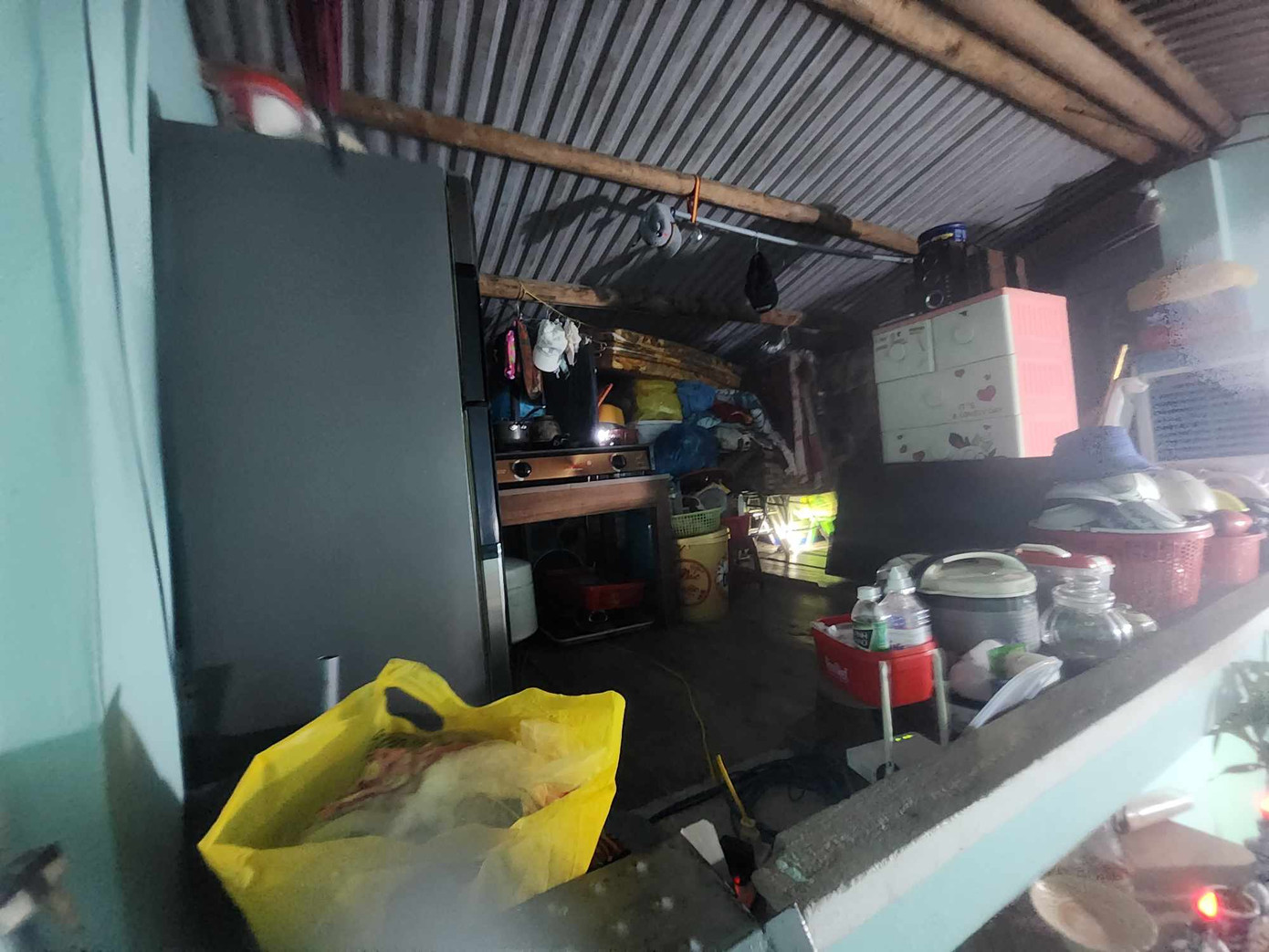 Khẩn trương đưa đồ lên gác. Khẩn trương đưa đồ lên gác.