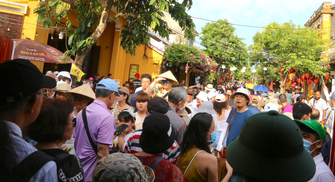 Các tuyến phố cổ đông nghịt người.