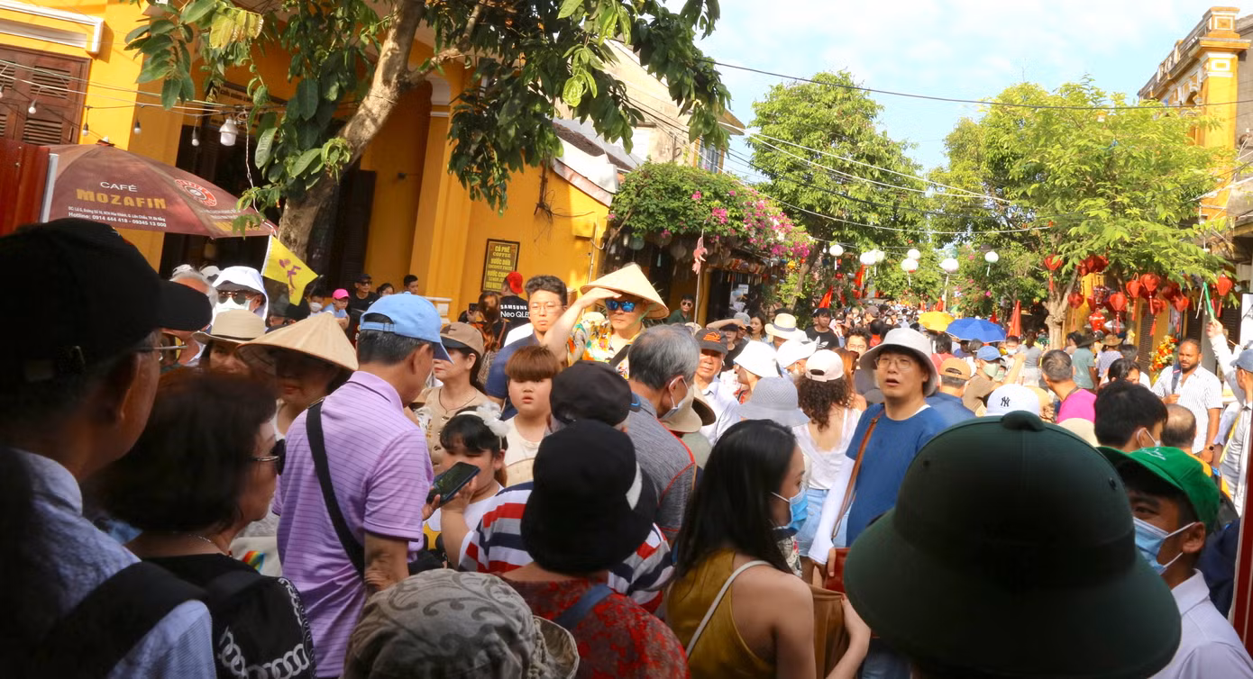 Các tuyến phố cổ đông nghịt người.