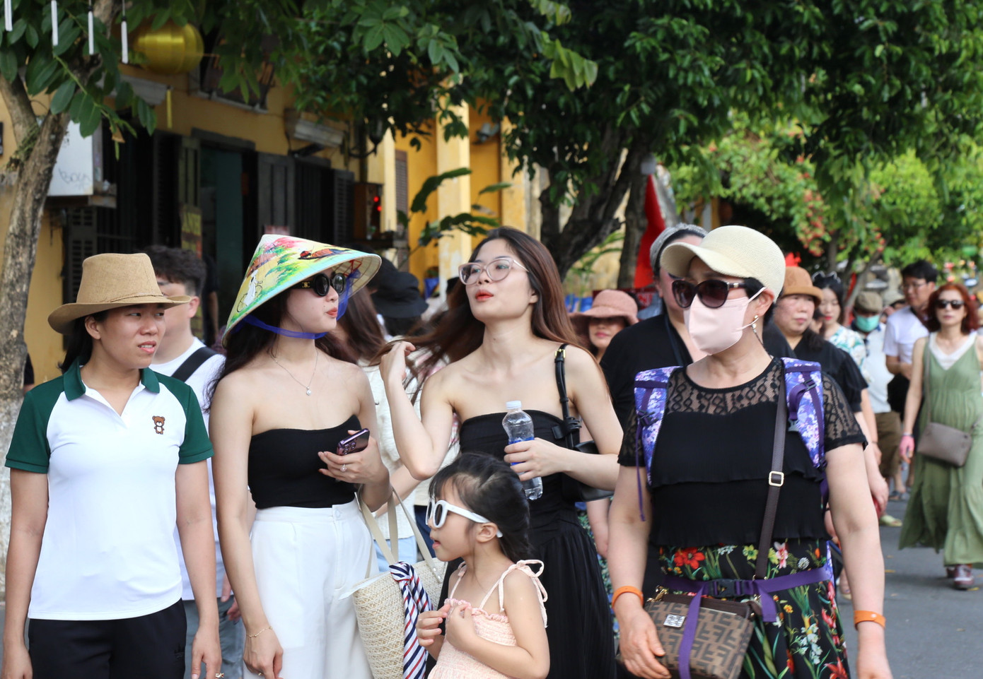 Rất đông du khách đến tham quan phố cổ Hội An. Ảnh: Hoài Văn.