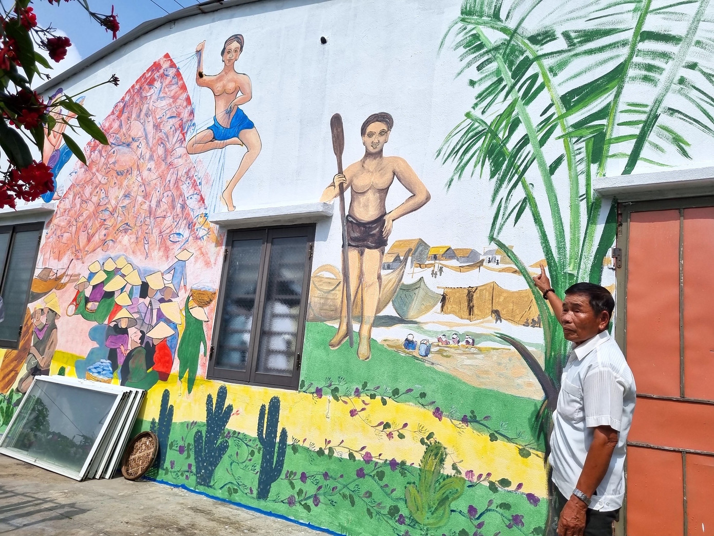 Ông Võ Ngọc Dương và bức tranh trên tường nhà vừa được hoạ sĩ hoàn thành. Ông Võ Ngọc Dương và bức tranh trên tường nhà vừa được hoạ sĩ hoàn thành.