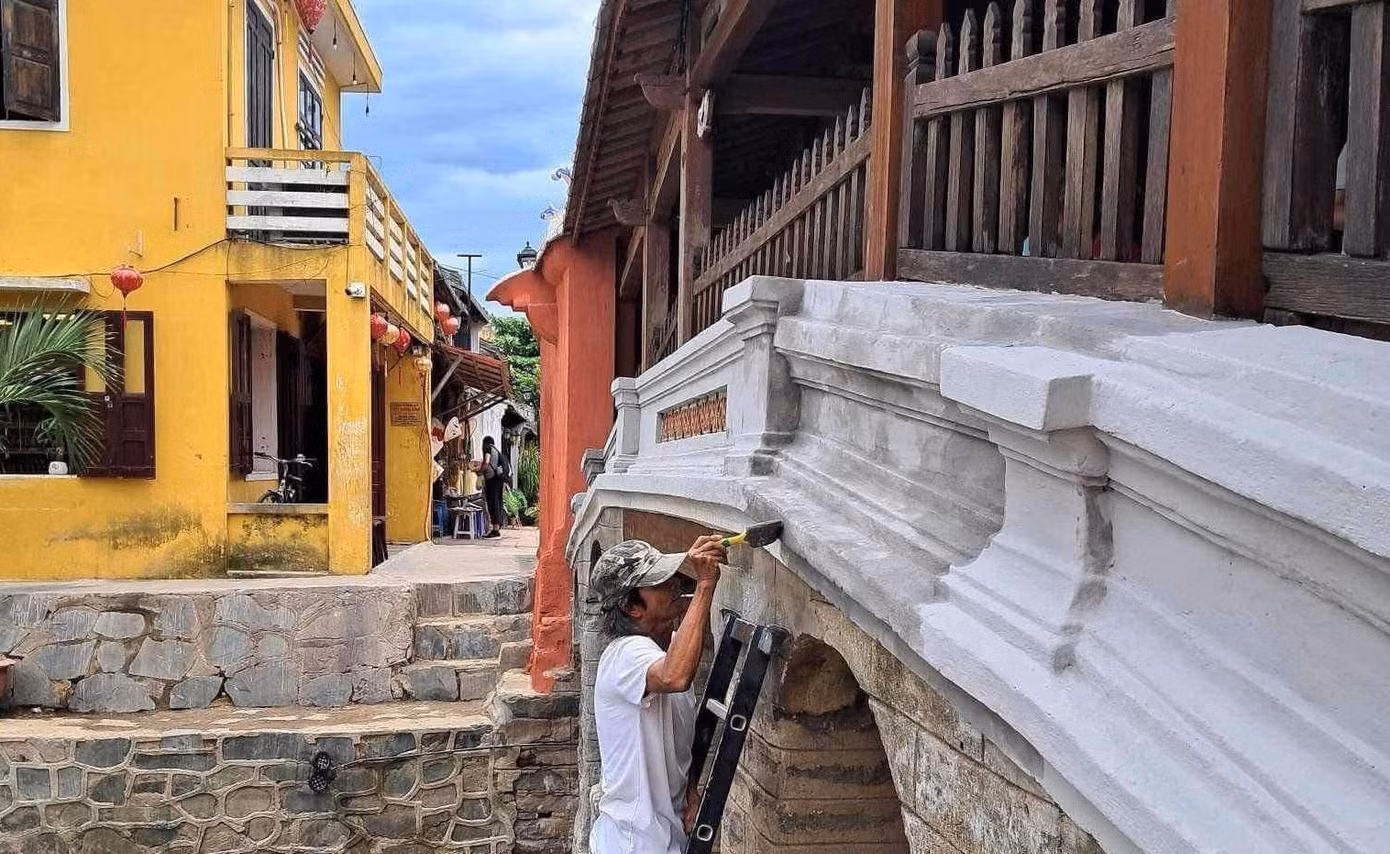 Quét lớp màu lần 2 tại thành Chùa Cầu.