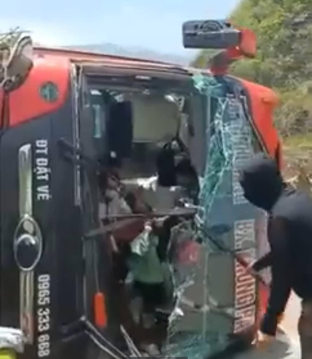 Đầu xe vỡ nát kính sau tai nạn.