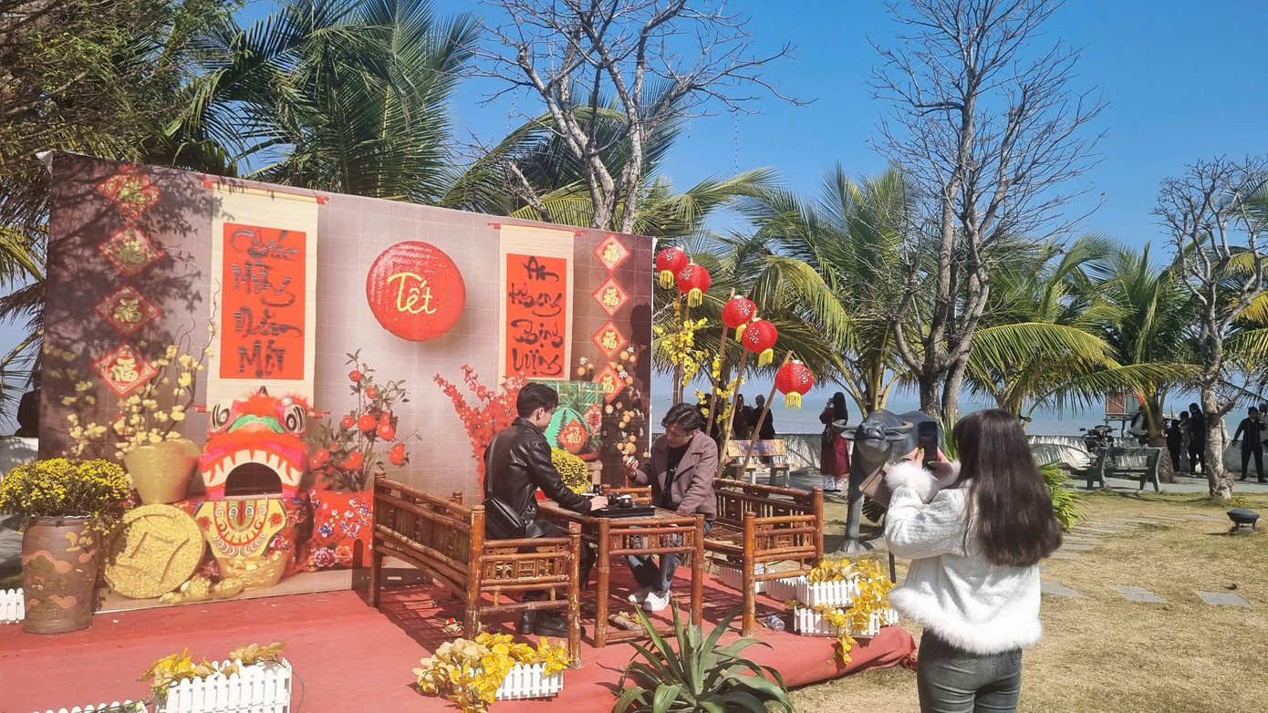 Khuôn viên được trang trí không gian Tết để du khách check-in. Khuôn viên được trang trí không gian Tết để du khách check-in.