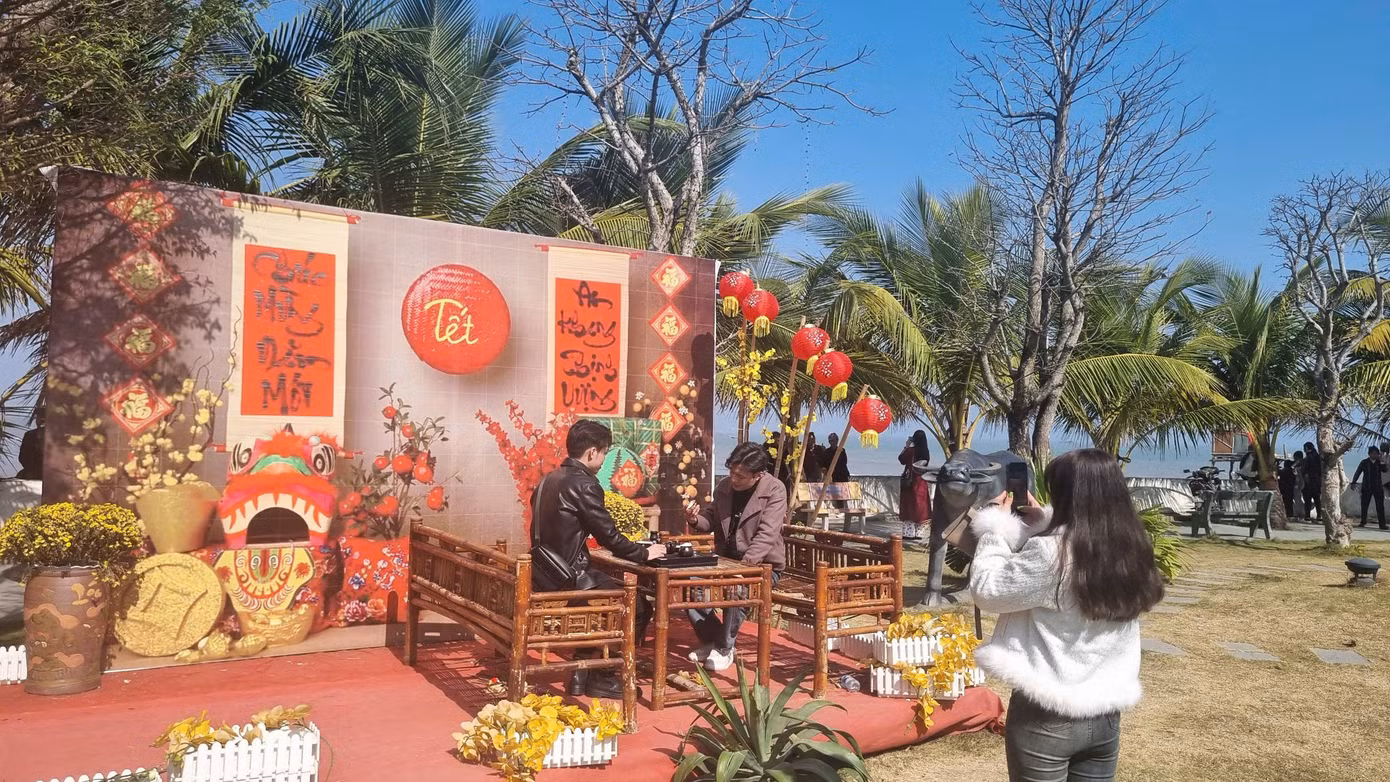 Khuôn viên được trang trí không gian Tết để du khách check-in. Khuôn viên được trang trí không gian Tết để du khách check-in.