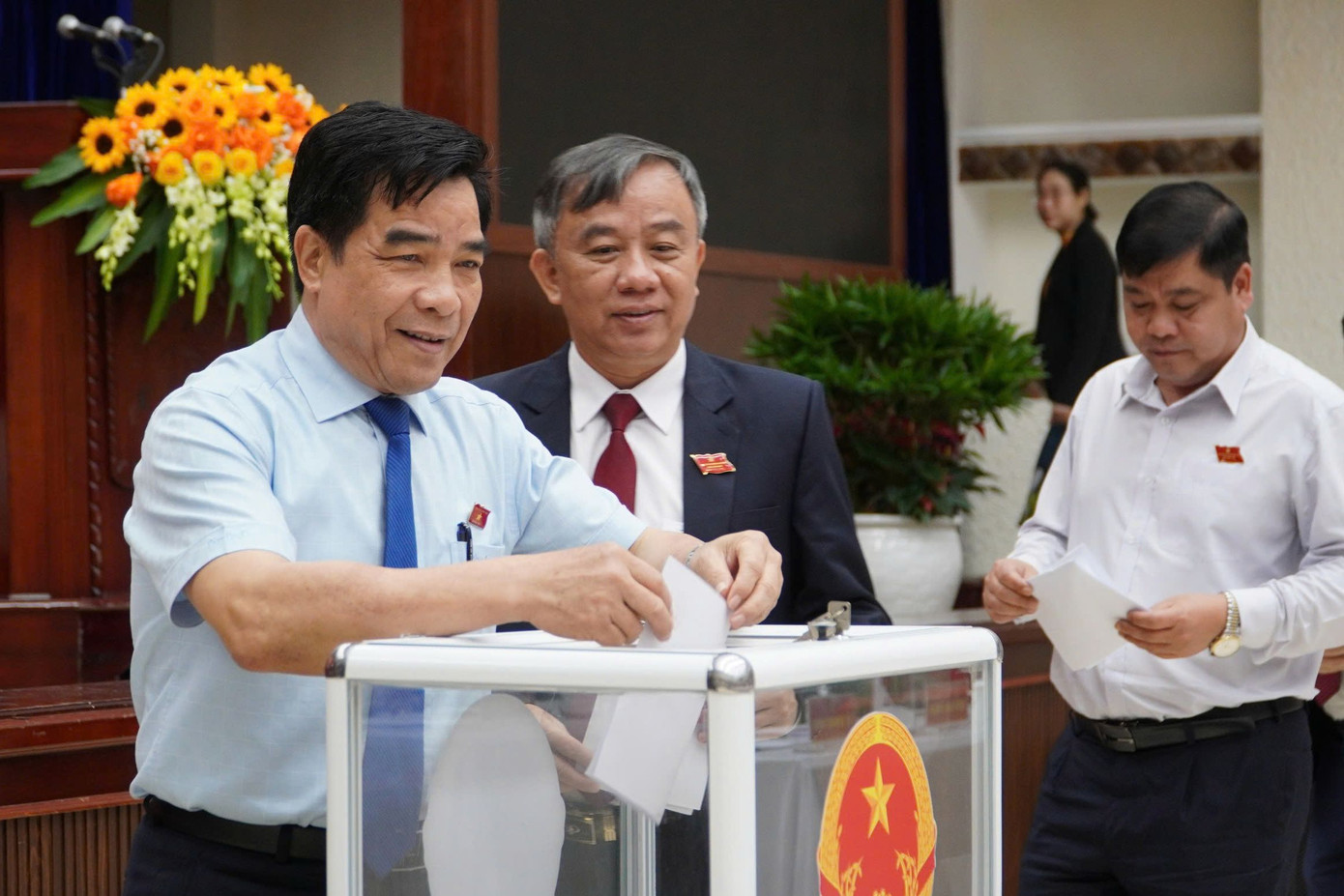 Đại biểu HĐND tỉnh Quảng Nam bỏ phiếu bầu bổ sung chức danh Ủy viên UBND tỉnh đối với ông Nguyễn Đức Bình - Giám đốc Sở TT&TT. Đại biểu HĐND tỉnh Quảng Nam bỏ phiếu bầu bổ sung chức danh Ủy viên UBND tỉnh đối với ông Nguyễn Đức Bình - Giám đốc Sở TT&TT.