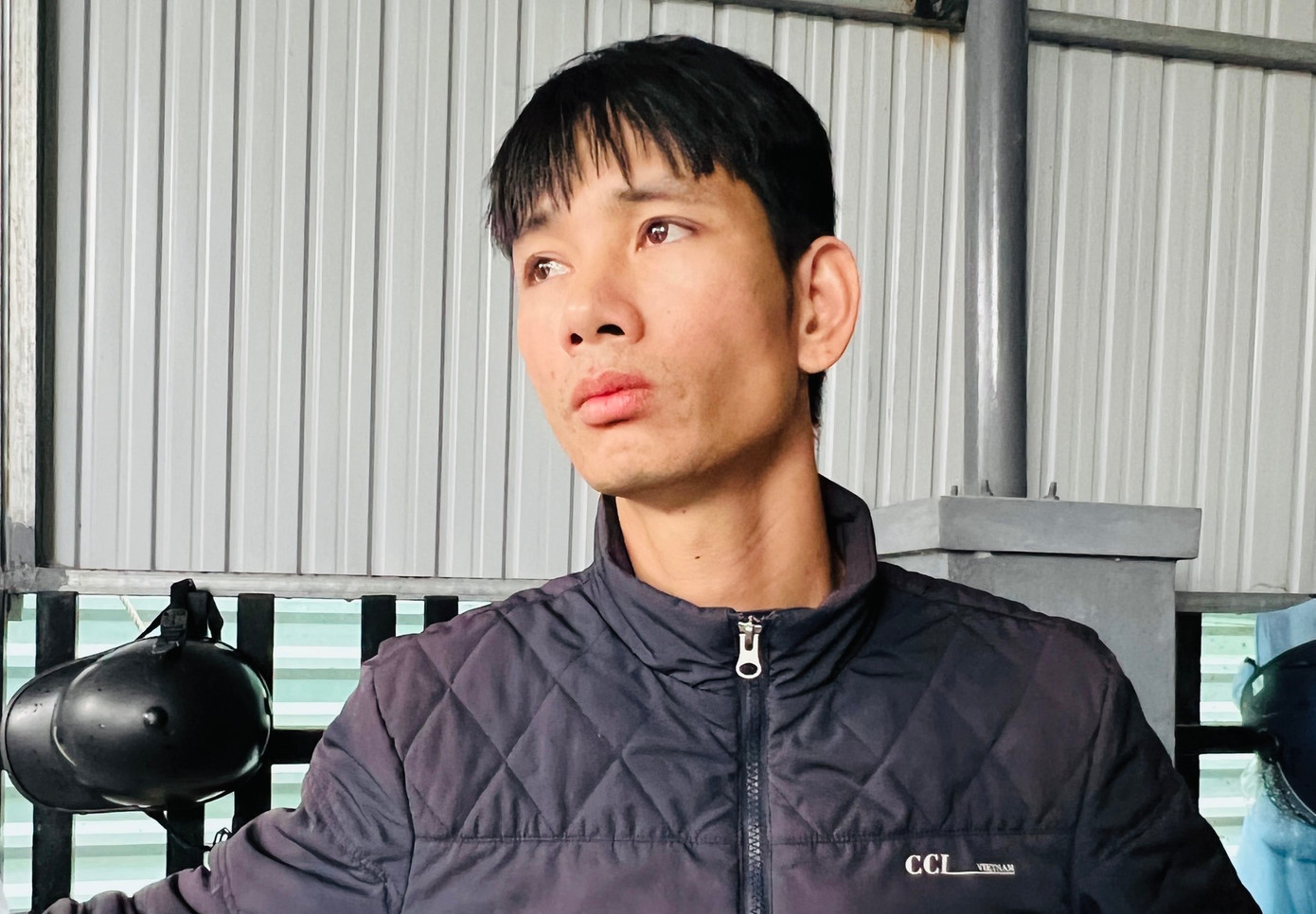 Những ánh mắt thất thần, mong tin. Những ánh mắt thất thần, mong tin.