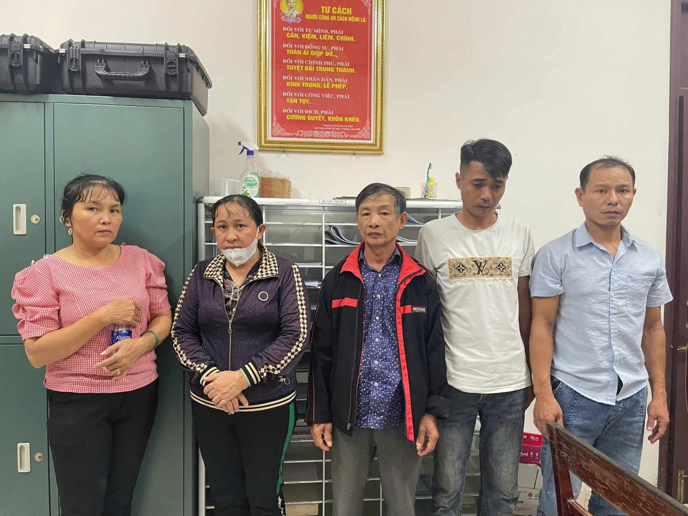 Các đối tượng trong đường dây đánh bạc vừa bị công an triệt phá. Ảnh CA Các đối tượng trong đường dây đánh bạc vừa bị công an triệt phá. Ảnh CA