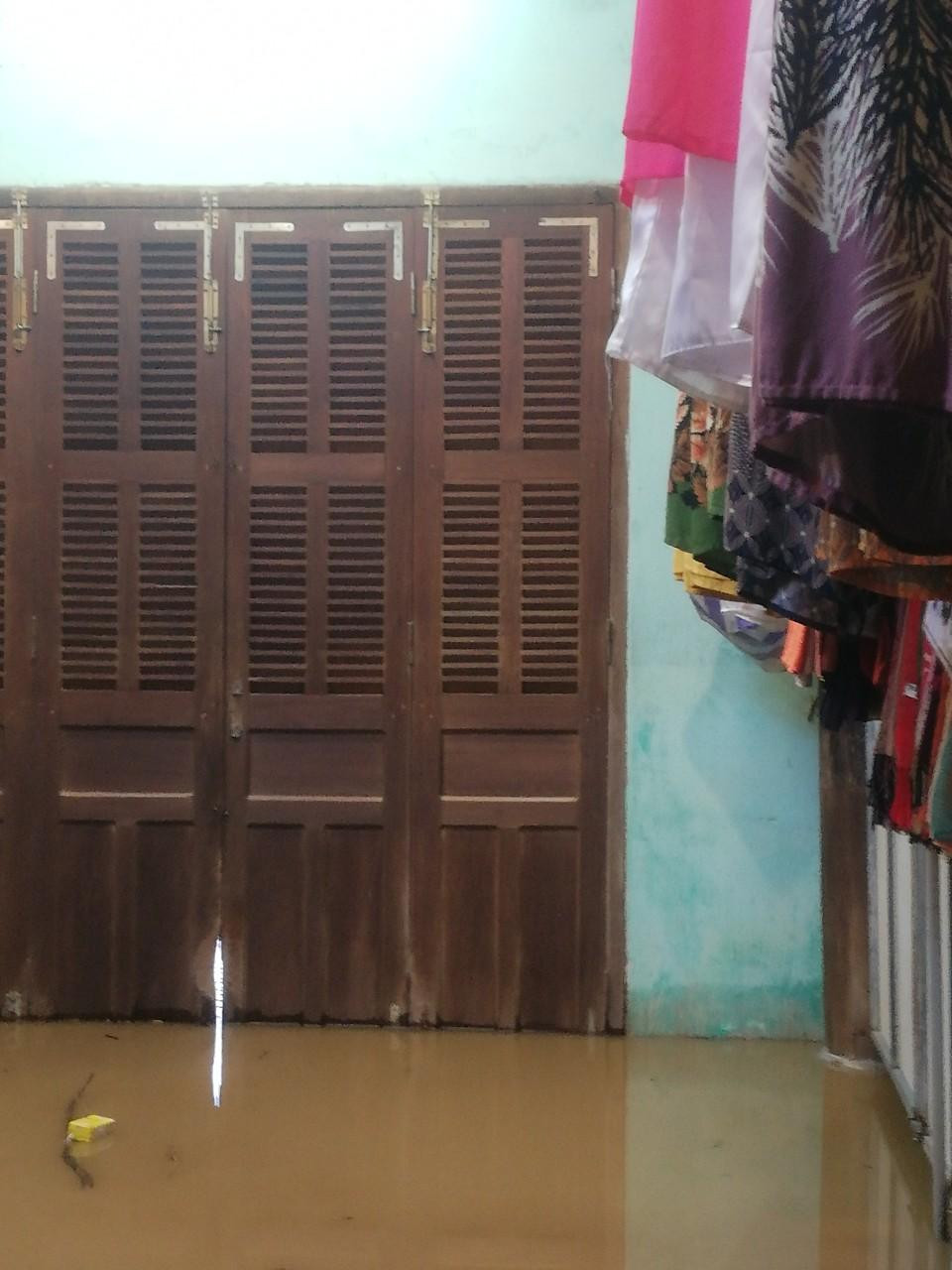 Nước tràn vào nhà dân trên đường Nguyễn Thái Học, TP. Hội An - Ảnh: T. X. A Nước tràn vào nhà dân trên đường Nguyễn Thái Học, TP. Hội An - Ảnh: T. X. A