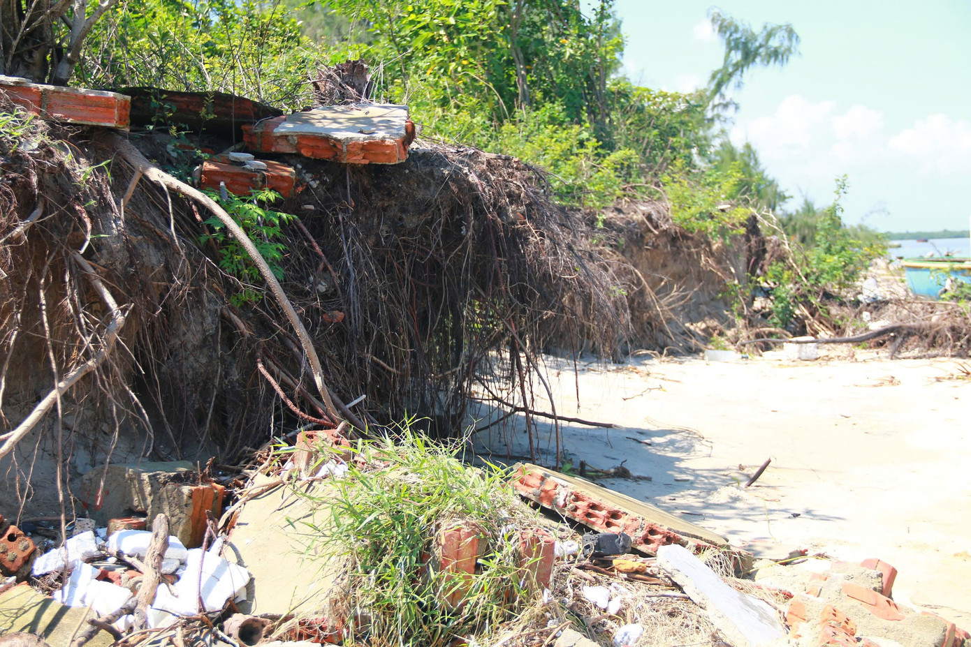 Tình trạng sạt lở nghiêm trọng xảy ra nhiều năm nay ở thôn Trung Phường, xã Duy Hải, huyện Duy Xuyên, Quảng Nam) Tình trạng sạt lở nghiêm trọng xảy ra nhiều năm nay ở thôn Trung Phường, xã Duy Hải, huyện Duy Xuyên, Quảng Nam)
