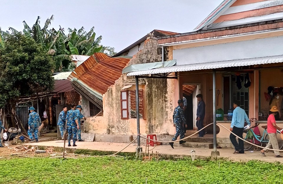 Lực lượng chức năng đến nhà dân triển khai công tác khắc phục thiệt hại sau sự cố rơi máy bay Su-22