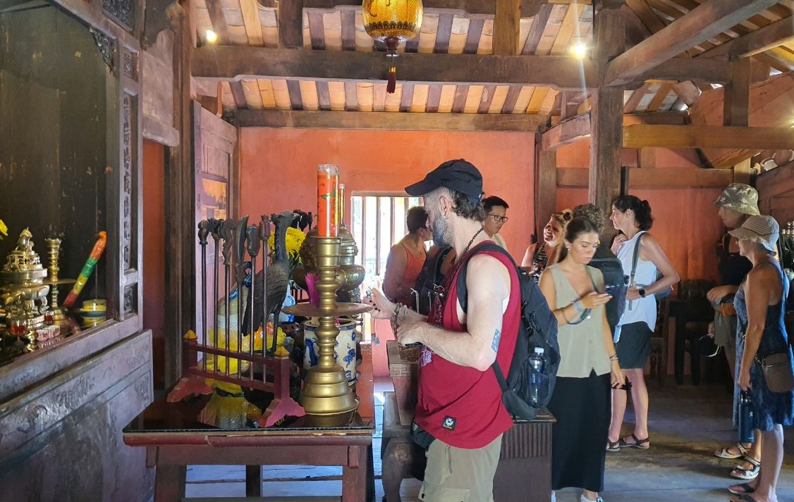 Du khách tham quan bên trong di tích.