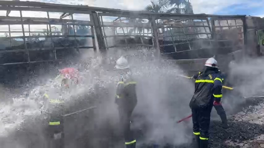 Lực lượng chức năng nỗ lực chữa cháy.