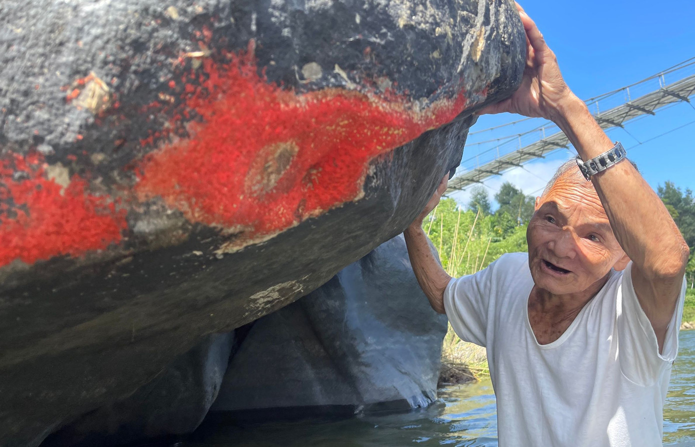 Hiện tượng lạ &quot;đá nở hoa&quot; khiến nhiều người hiếu kì.