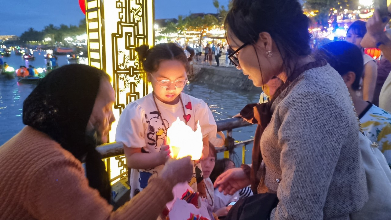 Du khách thích thú với các hoạt động, trải nghiệm tại phố cổ Hội An.