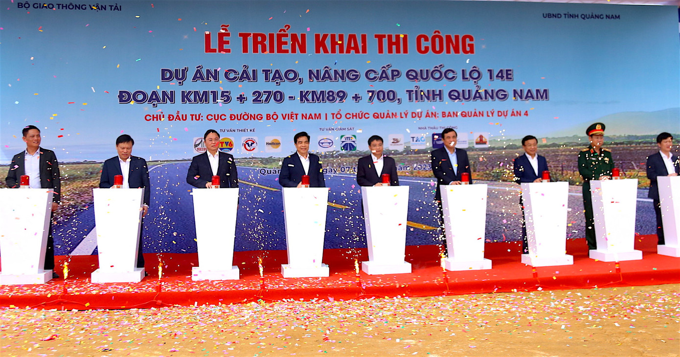 Lãnh đạo Bộ GTVT và tỉnh Quảng Nam bấm nút triển khai thi công dự án.