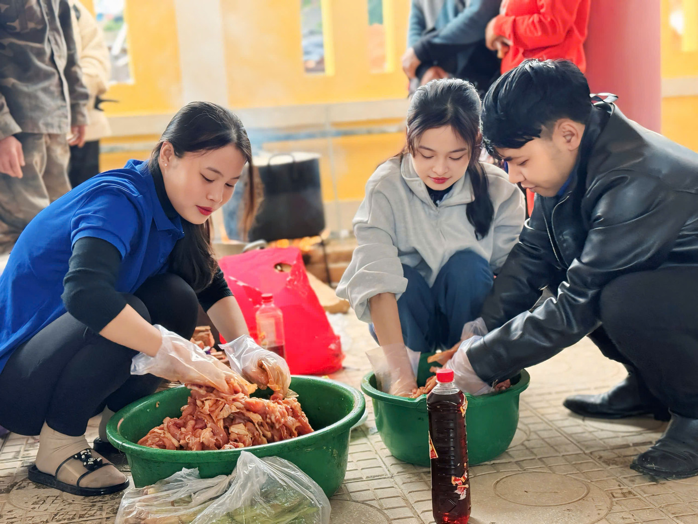 Bạn trẻ tự tay vào bếp nấu 400 suất mì Quảng mời bà con. Bạn trẻ tự tay vào bếp nấu 400 suất mì Quảng mời bà con.