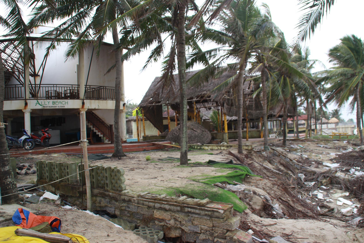 Tình trạng sạt lở do sóng biển đánh vào đã diễn ra cách đây khoảng 5 năm. Nhiều nhà hàng bị mất móng, phải di chuyển cơ sở vật chất vào trong bờ hơn 10m.