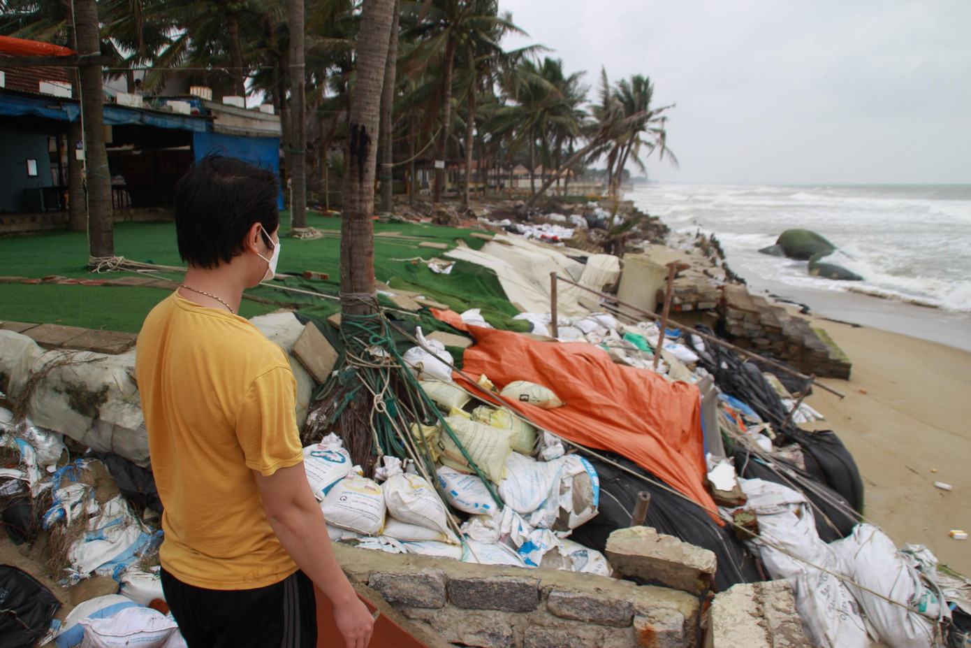Hàng nghìn bao cát được người dân kè đê để tránh việc bị sóng biển đánh vào làm sạt lở.