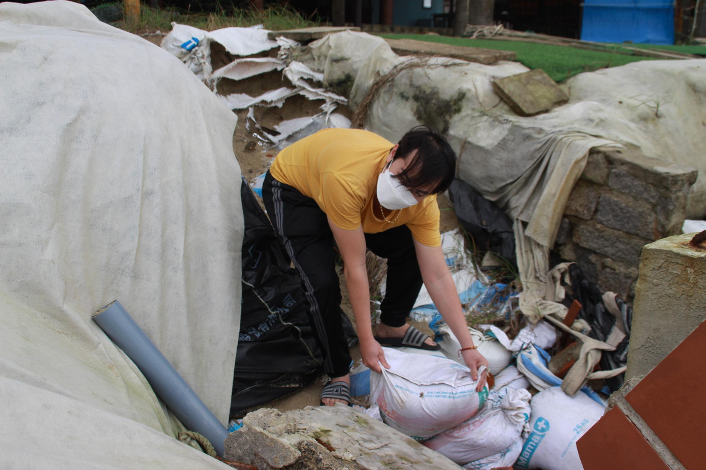 Anh Hồ Văn Hậu - một nhân viên nhà hàng ở đây cho biết, trước kia sát biển có dãy dừa và bãi cát rất đẹp nhưng nay sóng biển nhấn chìm khiến cả bãi cát lẫn hàng dừa đều bị cuốn đi.