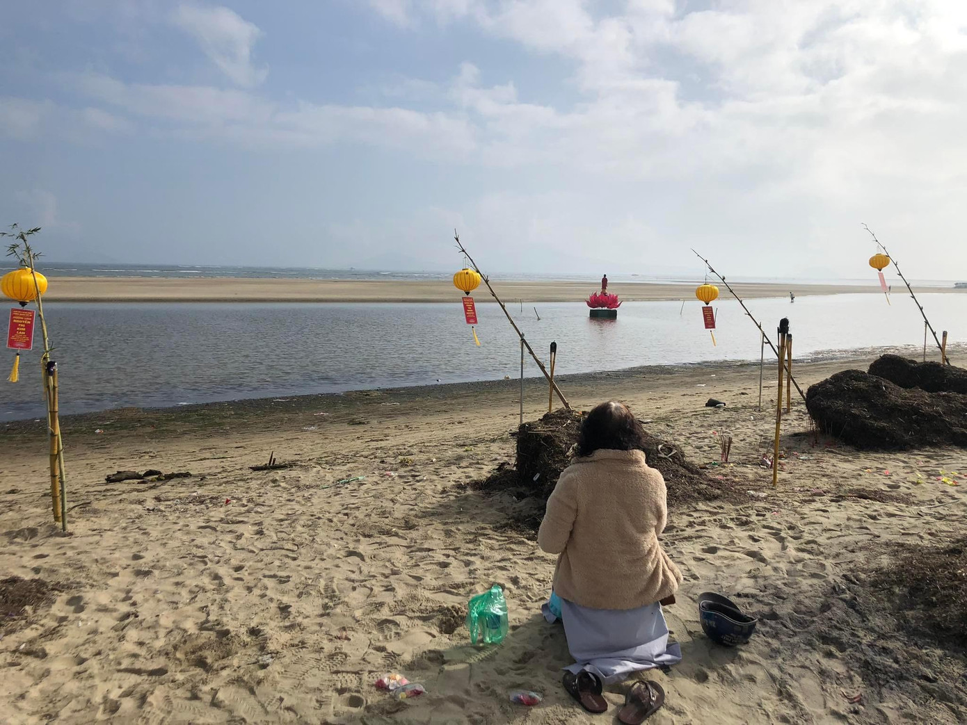 Cầu nguyện cho các nạn nhân tử nạn vụ lật ca nô trên biển Cửa Đại.