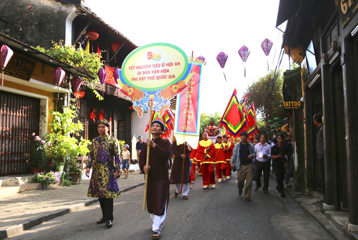 Đoàn di chuyển qua các tuyến phố cổ. Đoàn di chuyển qua các tuyến phố cổ.