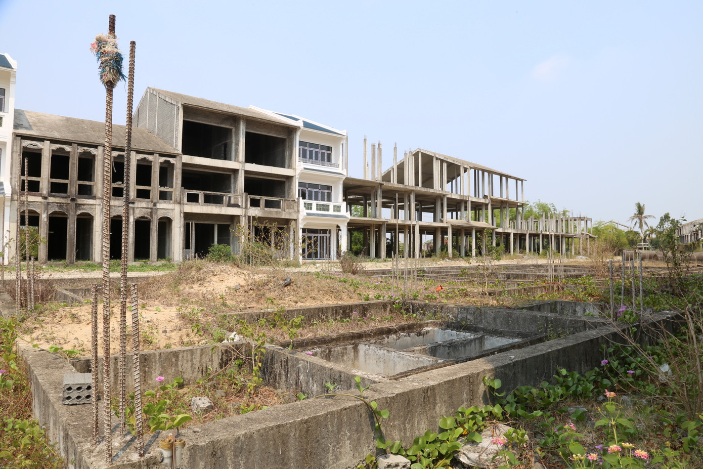 Dự án đầu tư xây dựng nhà ở Khu đô thị Home Land Paraside Village dở dang, phơi sương. Ảnh: Hoài Văn.