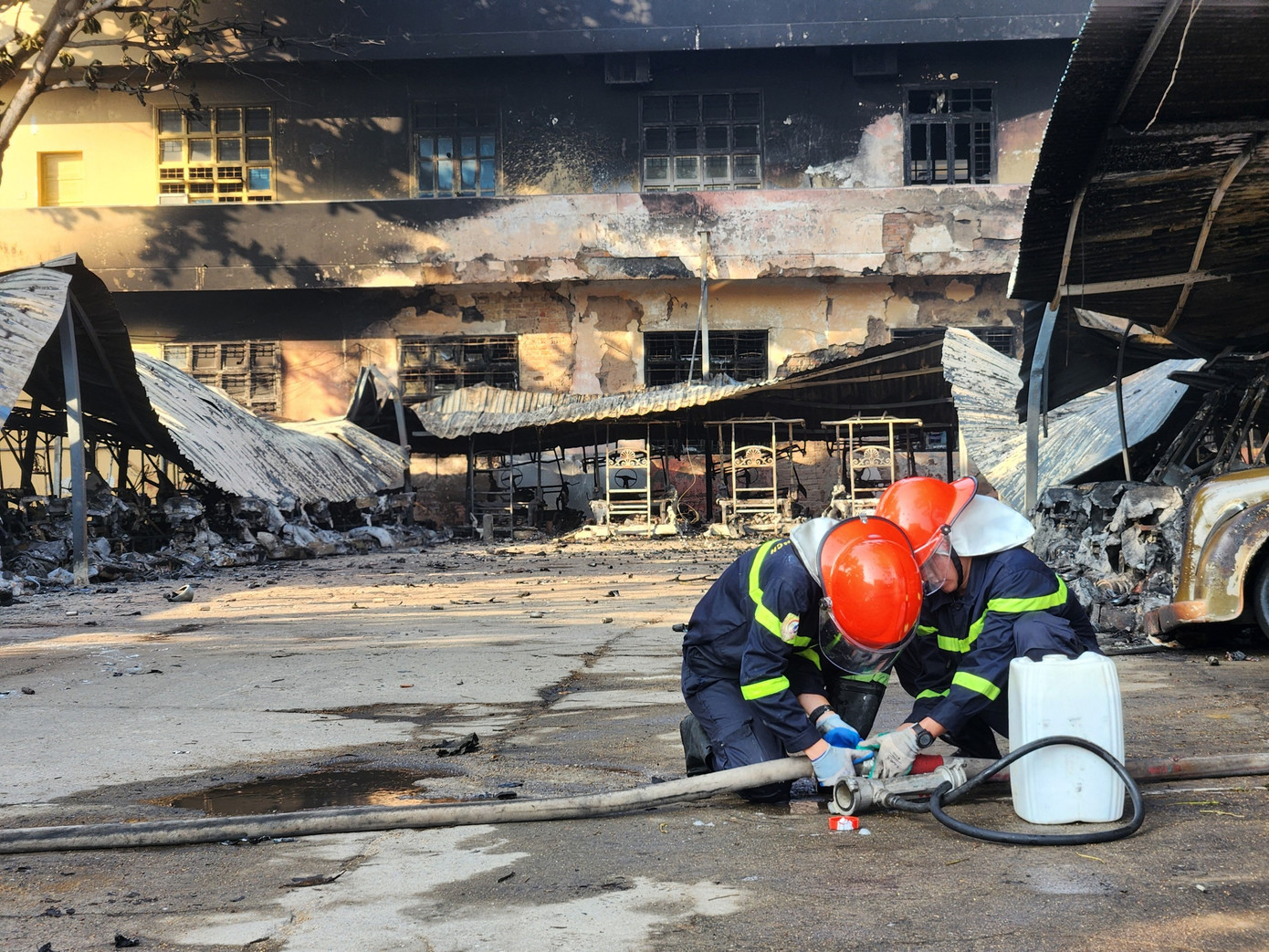 4 xe chữa cháy cùng hàng chục lính cứu hỏa được điều đến hiện trường để dập lửa. 4 xe chữa cháy cùng hàng chục lính cứu hỏa được điều đến hiện trường để dập lửa.