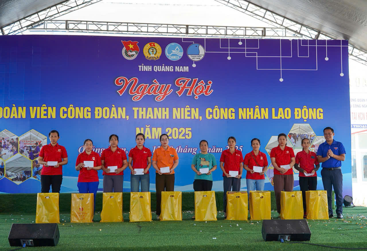 Trao món quà ý nghĩa cho đoàn viên, thanh niên, công nhân lao động.