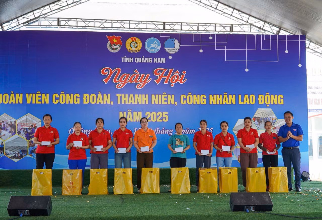 Trao món quà ý nghĩa cho đoàn viên, thanh niên, công nhân lao động.