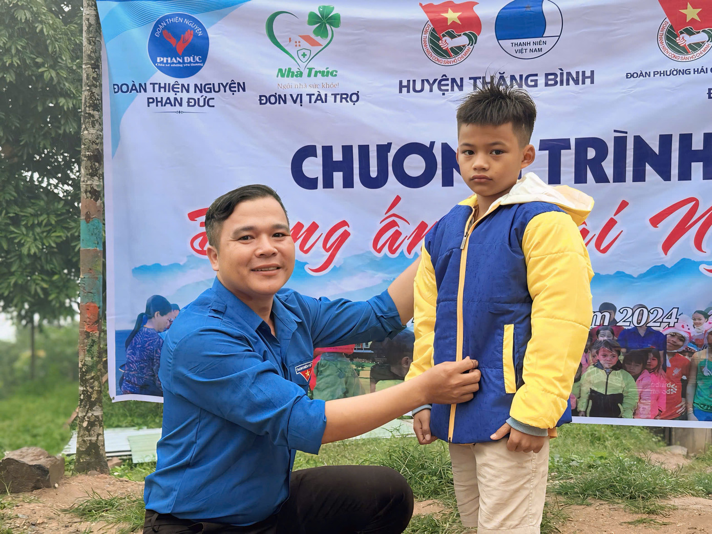 Áo ấm đại ngàn đến với các em nhỏ làng Tak Chay.