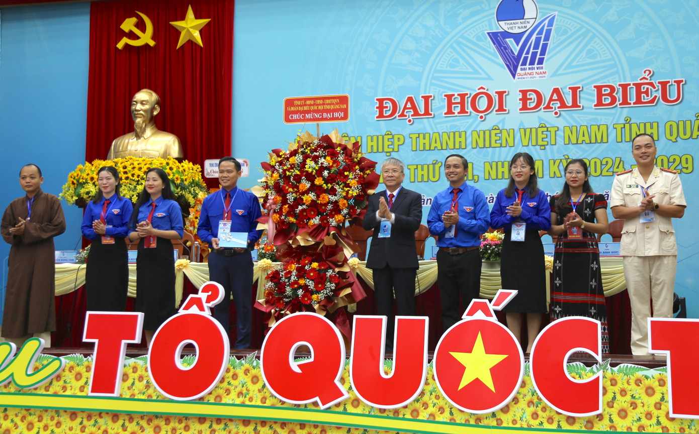 Đại hội nhận hoa chúc mừng từ lãnh đạo tỉnh Quảng Nam.