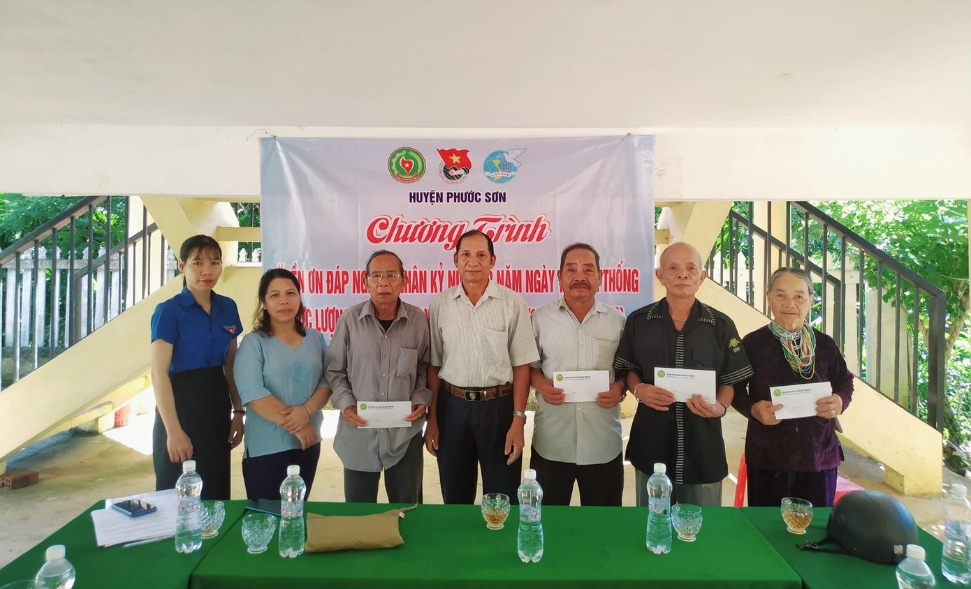 Tặng quà, tri ân người có công Cách mạng. Tặng quà, tri ân người có công Cách mạng.